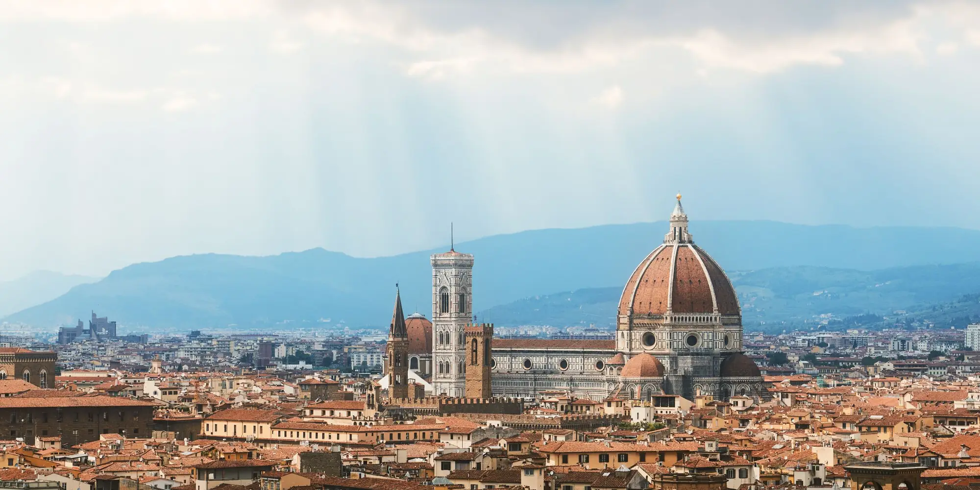 Firenze dall'alto: la cupola del Duomo e il campanile di Giotto tra i tetti della città