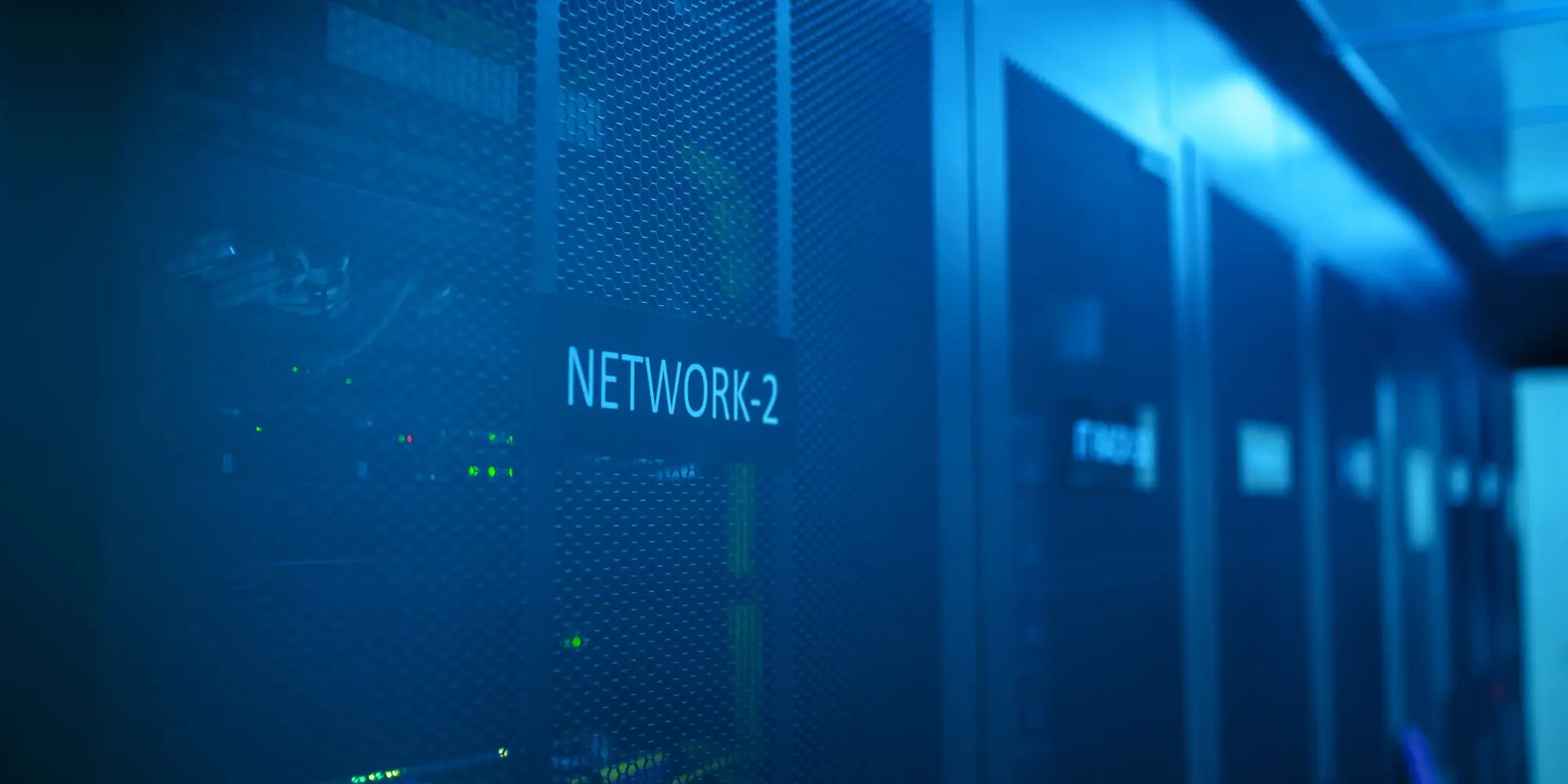 Armadi rack di una sala server, illuminati di blu