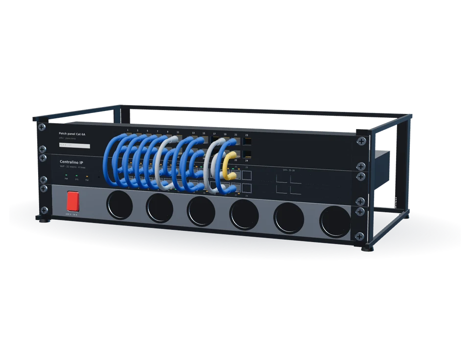 Centralino IP montato in un armadio rack, sotto il patch panel con i cavi di rete collegati